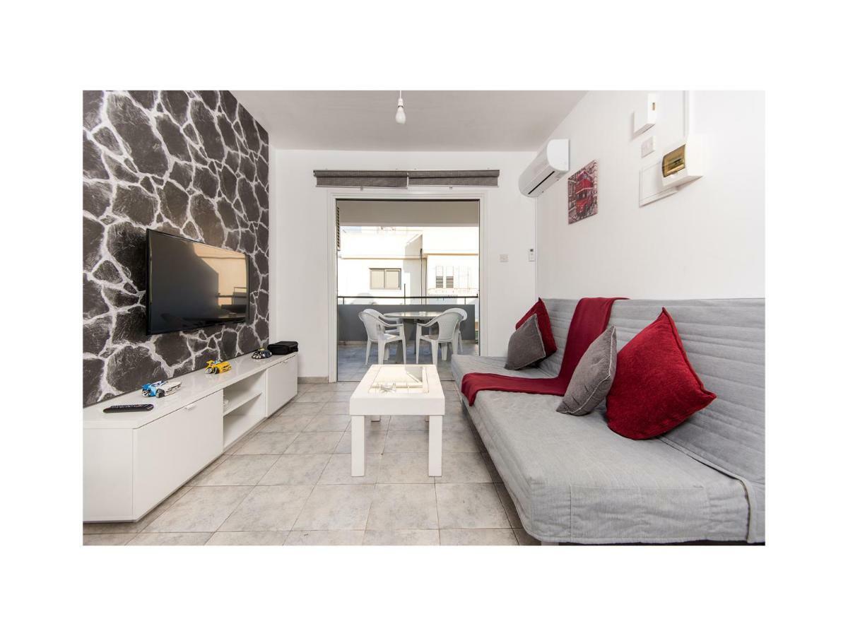 Holiday Apartment Larnaca Bagian luar foto